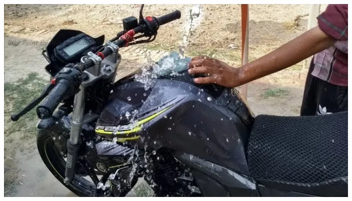 सावधान: अगर आप भी करते हैं घर पर बाइक की धुलाई, तो जानें यह तरीका वरना होगा भारी नुकसान
