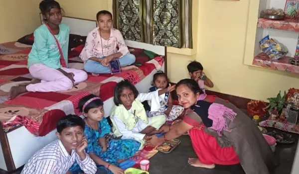 मुरादाबाद : दुर्गा अष्टमी पर लोगों ने घरों और मंदिरों में किया कन्या पूजन, मांगी सुख-समृद्धि