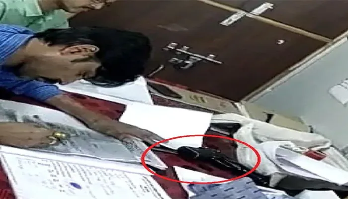 लखनऊ: डॉक्टर के टेबल पर आला की जगह दिखा पिस्टल, CMO ने दिए जांच के आदेश