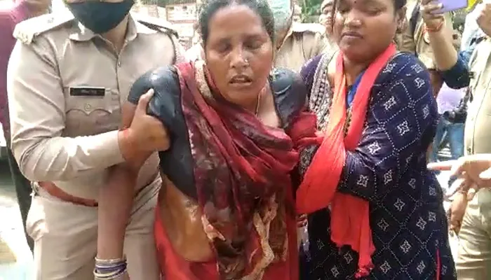 लखनऊ: भाजपा कार्यालय के बाहर महिला ने किया आत्मदाह का प्रयास, दफ्तर में  CM योगी भी हैं मौजूद