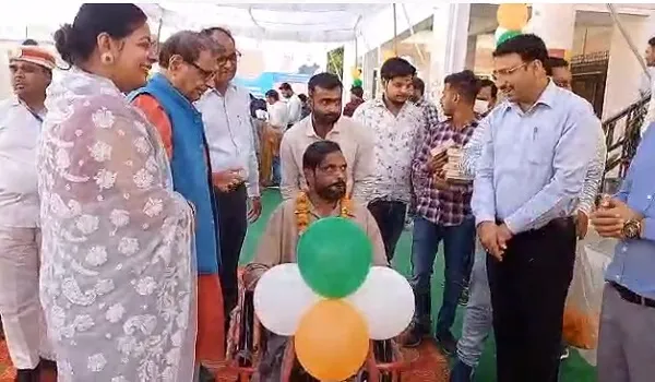 मुरादाबाद : मोटराइज्ड ट्राई साइकिल पर बैठकर खिले दिव्यांगों के चेहरे