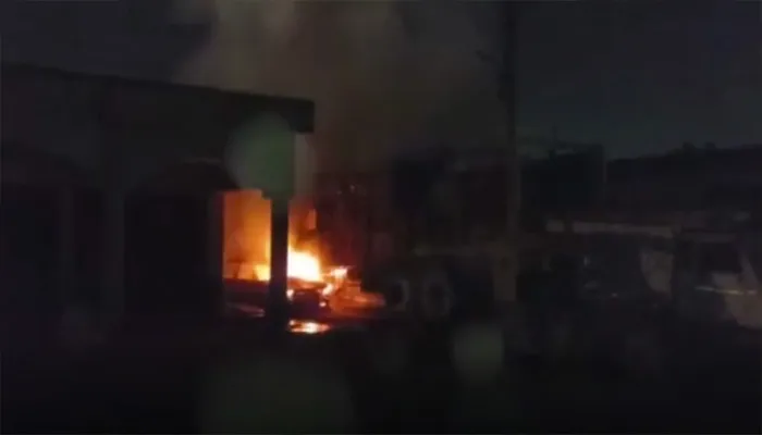 मेरठ: दो ट्रकों में लगी भीषण आग, आधे घंटे में दमकल की गाड़ियों ने पाया काबू