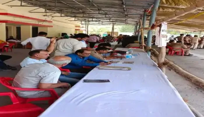 वाराणसी:  MLC चुनाव के लिये रवाना हुईं पोलिंग पार्टियां, बनाए गए 26 बूथ