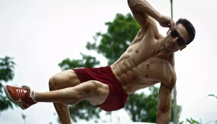 टाइगर श्रॉफ ने 13 फीट ऊंची लगाई जंप, वीडियो देख रह जाएंगे हैरान