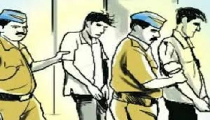 आजमगढ़ में दिखा बुलडोजर का खौफ, अपराधी खुद पहुंचा थाने, कहा- साहब मैं हाजिर हूं, मकान न गिराइये