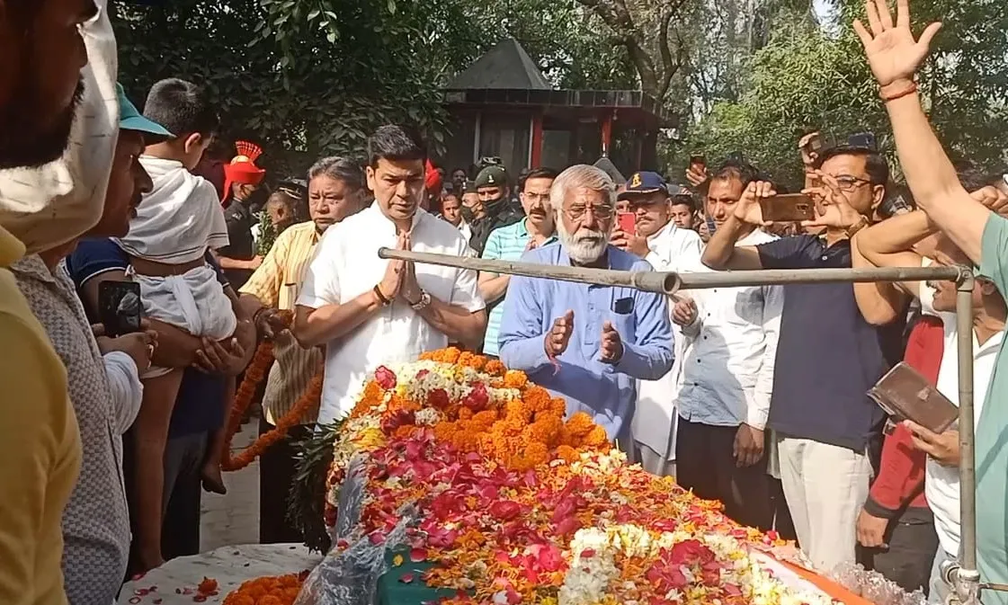 बरेली: सीमा पर शहीद हुए सेना के जवान सौरभ के पार्थिव शरीर का सैन्य सम्मान के साथ अंतिम संस्कार