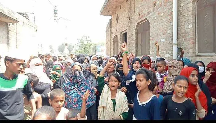 सीतापुर: बजरंग मुनि की गिरफ्तारी की मांग को लेकर सड़कों पर उतरीं महिलाएं, किया प्रदर्शन