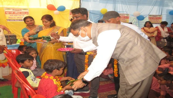 सीतापुर: डीएम ने स्कूल चलो अभियान के तहत छात्रों को किया सम्मानित