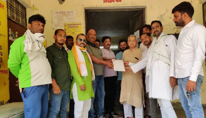 बहराइच: बिजली कटौती से परेशान जरवल के व्यापारियों ने अवर अभियंता को सौंपा ज्ञापन