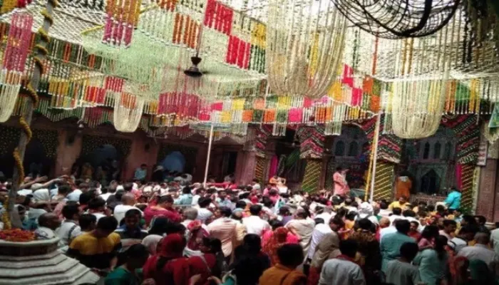 मथुरा: बांके बिहारी मंदिर में बिना मास्क नहीं मिलेगा प्रवेश, अक्षय तृतीया पर व्यवस्था में रहेगा बदलाव