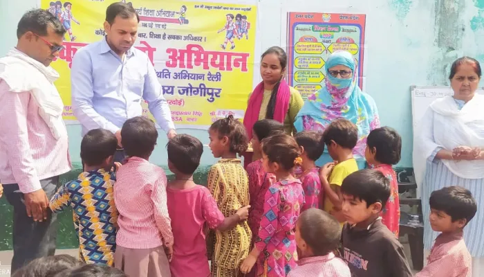 हरदोई: नामांकन मेले में पहुंचे एआरपी अभिषेक तिवारी, बच्चों को बांटे बिस्कुट और टॉफी