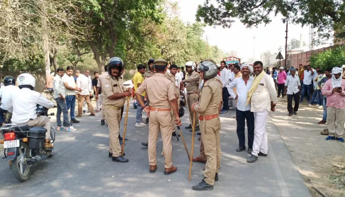 अयोध्या: मिल से उड़ने वाली राख और गंदे पानी के खिलाफ किसान लामबंद, गेट पर दिया धरना