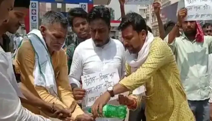 वाराणसी: बढ़ती पेट्रोल-डीजल की कीमतों को लेकर हुआ अनोखा प्रदर्शन, पेट्रोल लेकर सरकार को कोसने की ली शपथ