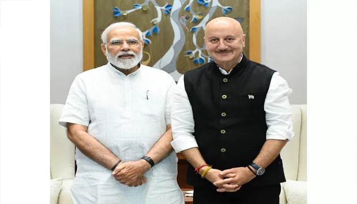 पीएम मोदी से मिले Anupam Kher, तोहफे में दी मां की दी हुई रुद्राक्ष माला