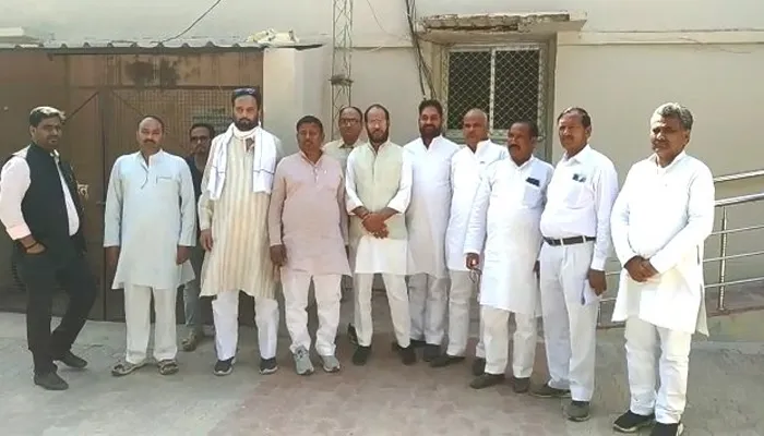 रायबरेली: MLC चुनाव में सपा ने लगाया सत्ता के दुरुपयोग का आरोप, डीएम को सौंपा ज्ञापन