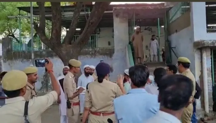 रायबरेली में धार्मिक स्थलों से उतरवाए गए लाउडस्पीकर