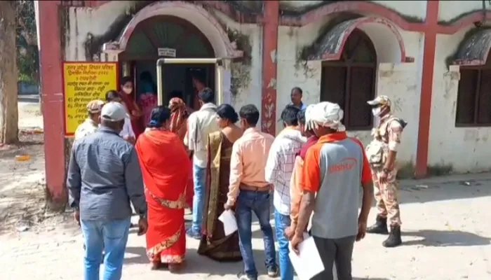 MLC चुनाव: रायबरेली के 18 मतदान केंद्रों पर वोटिंग जारी