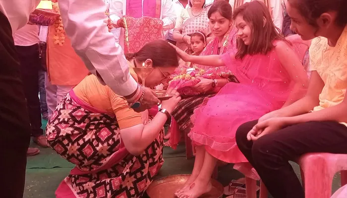 रायबरेली: स्मृति ईरानी ने कन्या पूजन कर सभी के स्वस्थ जीवन की कामना की, धुले कन्याओं के पैर