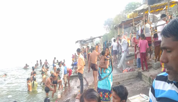 रायबरेली: गंगा तटों पर लगी भीड़, मंदिरों में हो रही भगवान राम की पूजा