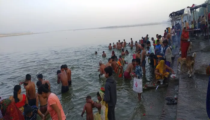 रायबरेली: चैत्र नवरात्रि के पहले दिन देवी मंदिरों में उमड़ी आस्था की भीड़