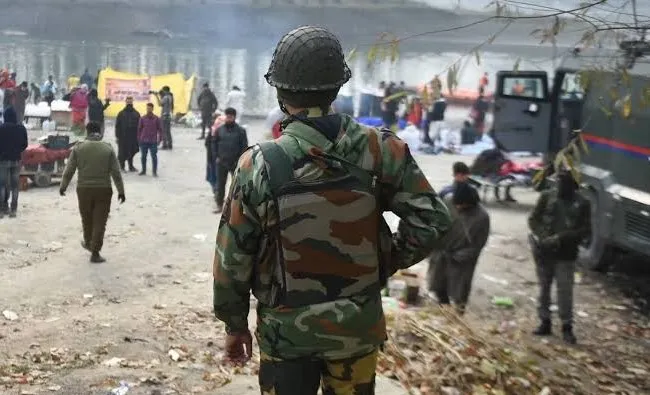 पुलवामा: आतंकवादी हमले में घायल रेलवे सुरक्षा बल के अधिकारी की मौत
