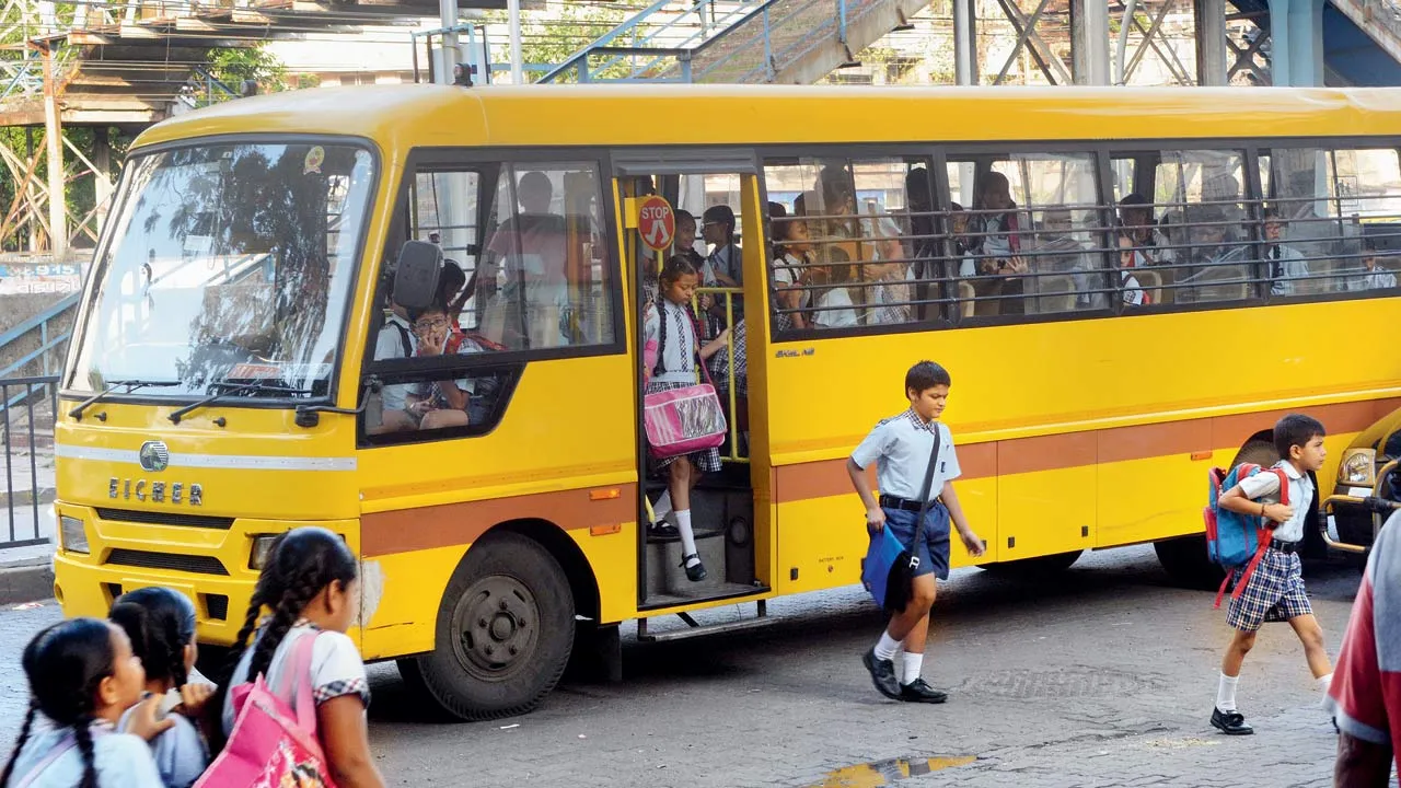 बरेली: स्कूली वाहनों के परमिट सरेंडर करने में लगे वाहन मालिक