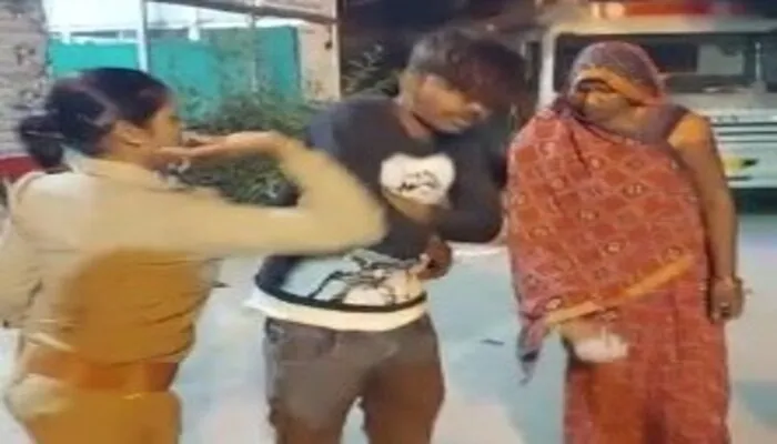 कानपुर: महिला को फोन पर परेशान करने वाले मनचले की जमकर हुई धुनाई, पीड़िता ने मजनू को चप्पलों से पीटा