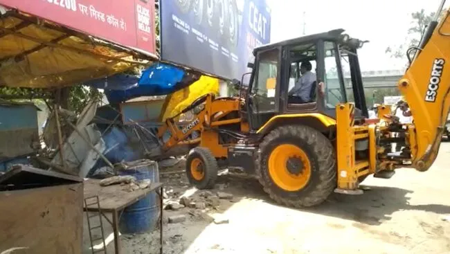 बरेली: सैटेलाइट बस स्टैंड पर चला नगर निगम का अतिक्रमण अभियान, तोड़े गए अवैध निर्माण