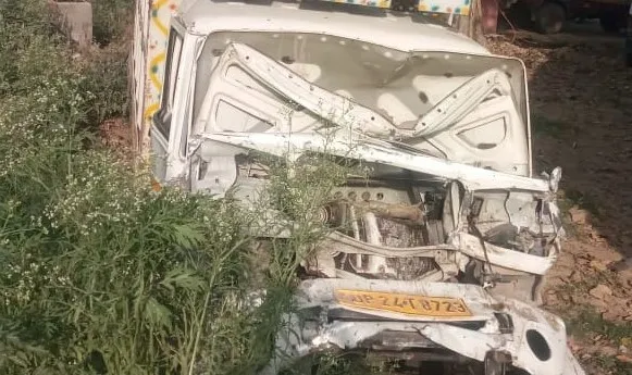पीलीभीत: श्रद्धालुओं की पिकअप पुलिया से टकराई, दो की मौत