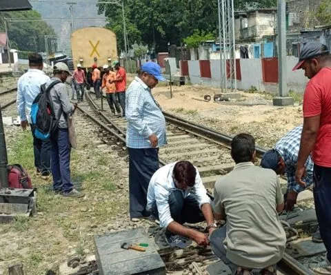 काठगोदाम रेलवे स्टेशन पर हुई बड़ी चूक, बाघ एक्सप्रेस का डिब्बा पटरी से उतरा