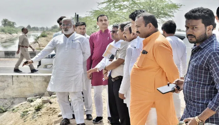 स्वतंत्र देव सिंह ने अफसरों को लगाई फटकार, कहा- पूरा का पूरा पैसा डकार जाना बुरी बात