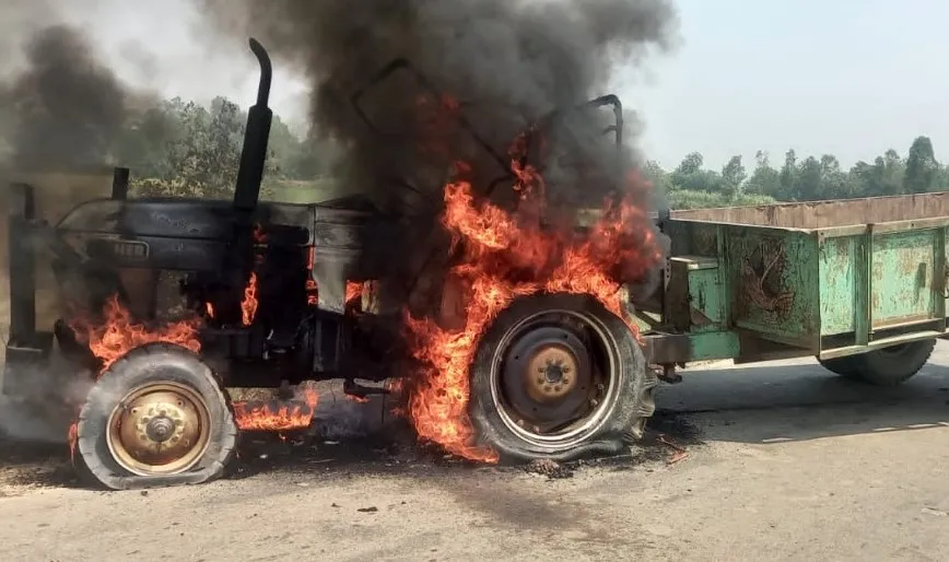 पीलीभीत: अचानक धूं-धूं कर जल उठा ट्रैक्टर, किसान झुलसा