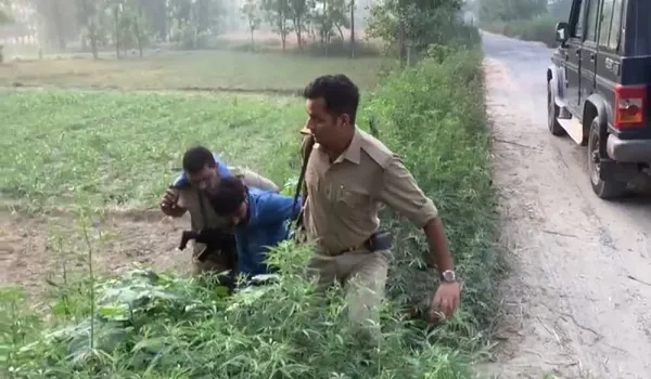 रामपुर : पुलिस कस्टडी से भागे आरोपी, पुलिस ने गोलियां चलाकर दबोचा
