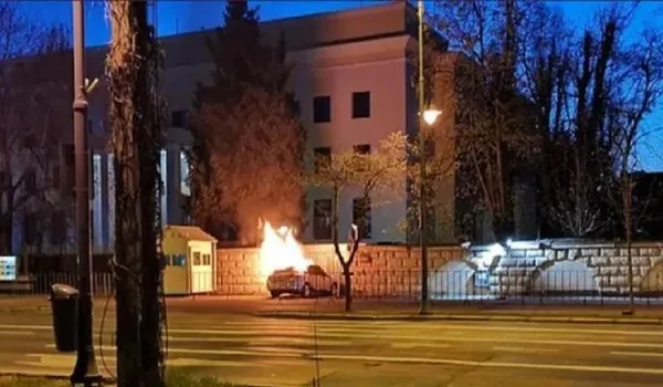 रोमानिया : रूसी दूतावास के गेट से टकराई कार, चालक की मौत