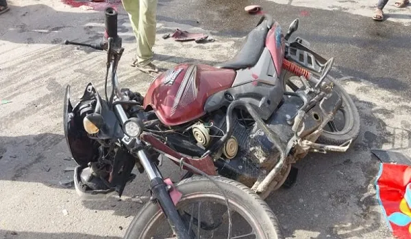 संभल: बाइक और टेंपो की भिड़ंत में एक की मौत, दूसरा घायल