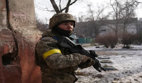 Russian-Ukrainian War: रूसी सेना पकड़ी गयी यूक्रेनी महिला सैनिकों को कर रही है प्रताड़ित, यूक्रेन ने जांच करने की अपील