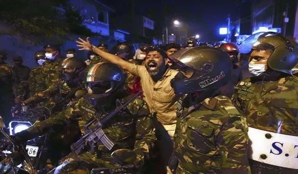 Sri Lanka Crisis: श्रीलंका की पुलिस ने विरोध प्रदर्शन स्थल से ट्रकों को हटाया, कार्रवाई की आशंका टली