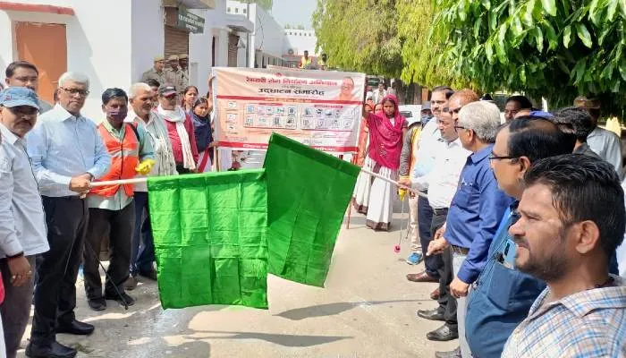 अयोध्या: संचारी रोग नियंत्रण व दस्तक अभियान का हुआ आगाज, डीएम ने हरी झंडी दिखाकर रैली को किया रवाना
