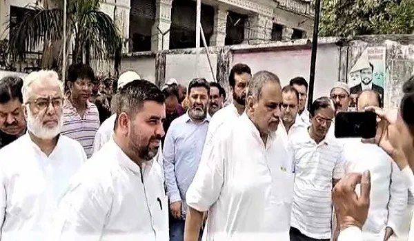 रामपुर : लस्सी के रुपये मांगने पर पुलिसकर्मियों ने दुकानदार को पीटा