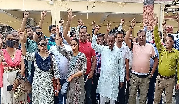 मुरादाबाद : डीपीएस स्कूल प्रबंधन के खिलाफ कार्रवाई करने की उठाई मांग, डीएम को सौंपा ज्ञापन