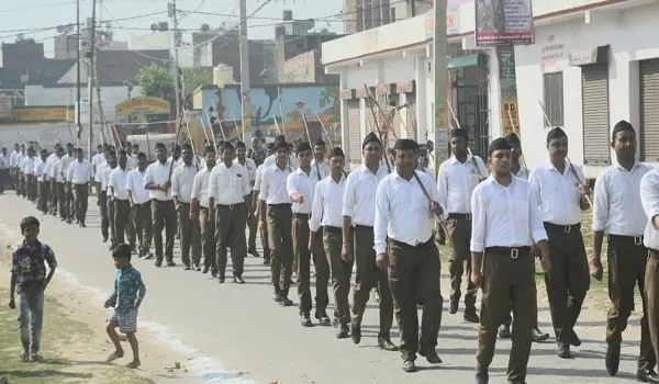 मुरादाबाद: आरएसएस ने निकाले 16 जगहों से पथ संचलन, पुष्प वर्षा से हुआ स्वागत