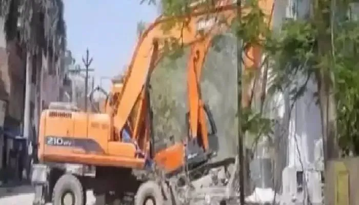 एटा में SP नेता के रिश्तेदार के घर पर चला ‘बाबा का बुलडोजर’ कब्जामुक्त कराई गई सरकारी जमीन
