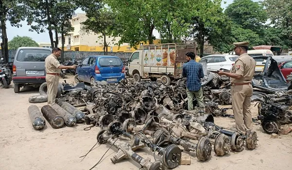 मुरादाबाद : एसओजी और पुलिस ने पकड़ा चोरी के वाहनों का जखीरा, पांच लोगों को लिया हिरासत में