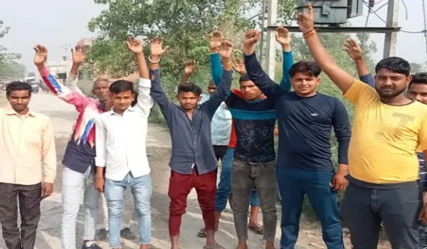 अमरोहा : ट्रांसफार्मर बदलने की मांग को लेकर ग्रामीणों ने किया प्रदर्शन