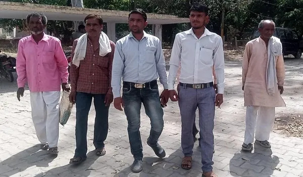 अमरोहा : ग्रामीणों ने राशन डीलर के खिलाफ किया प्रदर्शन, घटतोली का लगाया आरोप