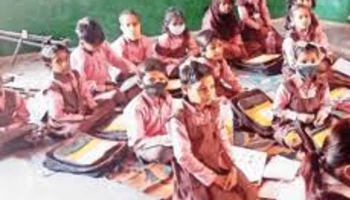 सीतापुर: परिषदीय विद्यालयों में बेहतर सुविधाएं तो दूर… शौचालय व बाउंड्रीवाल भी नहीं