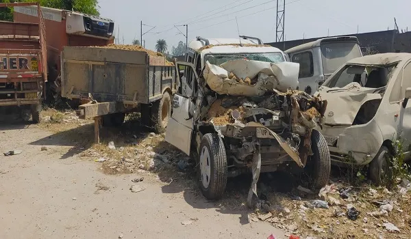 बिजनौर: मिट्टी भरी ट्रॉली से भिड़ी कार, तीन की मौत