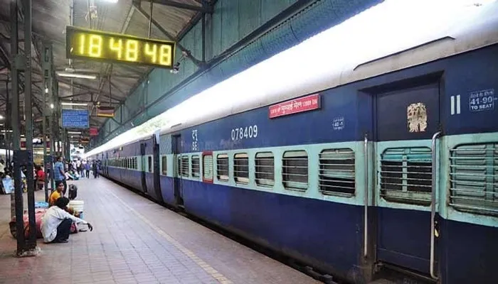 हरदोई: ट्रेन के कोच में भटक गई दीपांशी को रेलवे सलाहकार समिति के सदस्य ने अपनों से मिलवाया