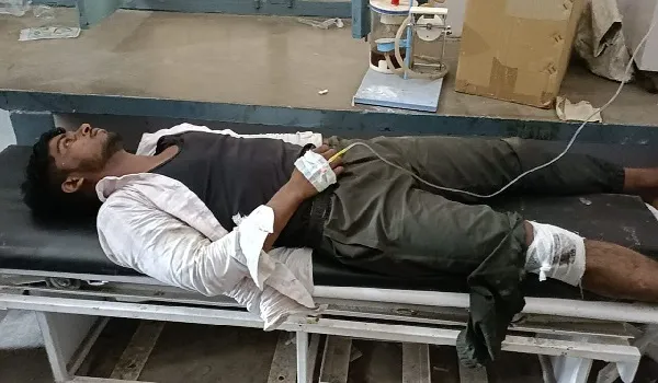 अमरोहा : बाइक के सामने कुत्ता आने से बाइक सवार घायल, हालत गंभीर