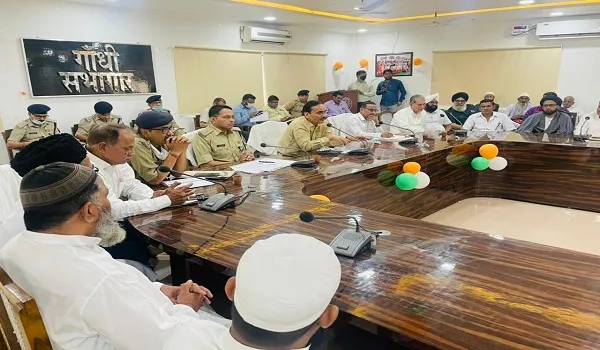 अमरोहा: आगामी त्योहार और लाउडस्पीकर को लेकर धर्मगुरुओं के साथ डीएम और एसपी ने की बैठक